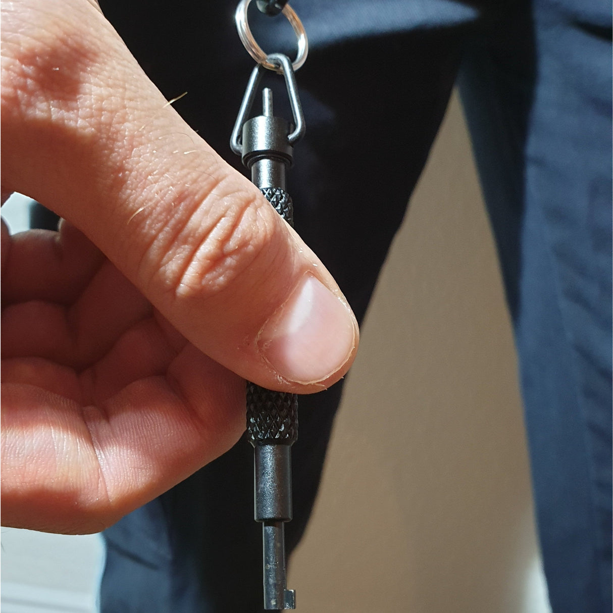 Gear Keeper "RT5" mit Klettsystem & Taktischer Handfesselschlüssel Set - Polizeimemesshop